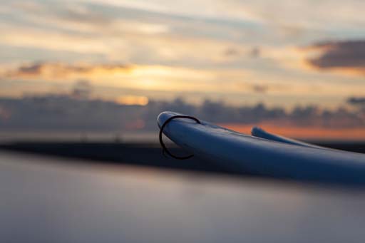 Surfboard im Sonnenuntergang